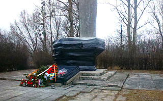Pomnik radzieckiego generała owinięty czarną folią